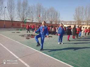 化肥厂小学组织三人四足和踢毽子体育比赛